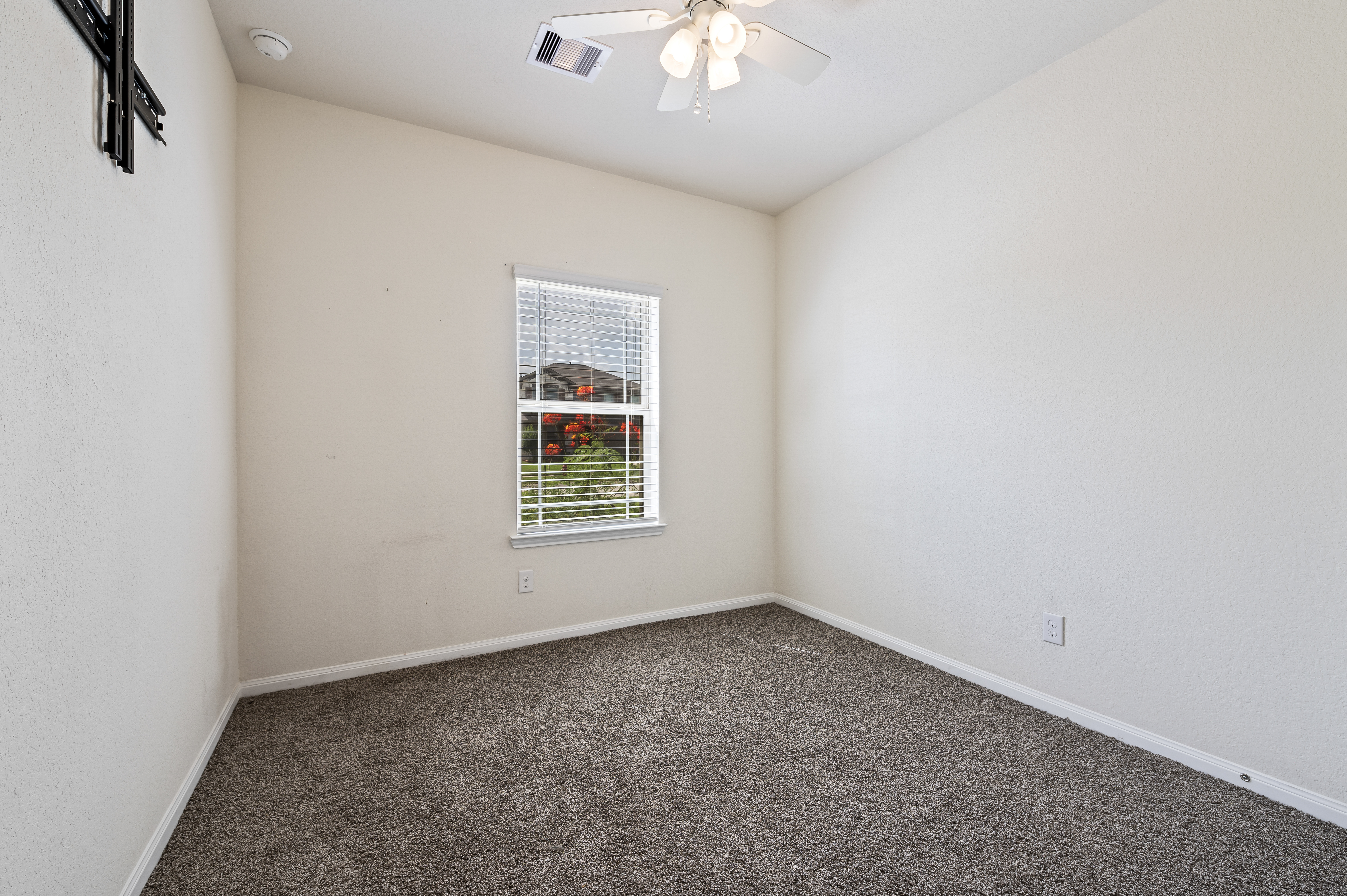 211 White Wing Ln, Sealy, Photo 2