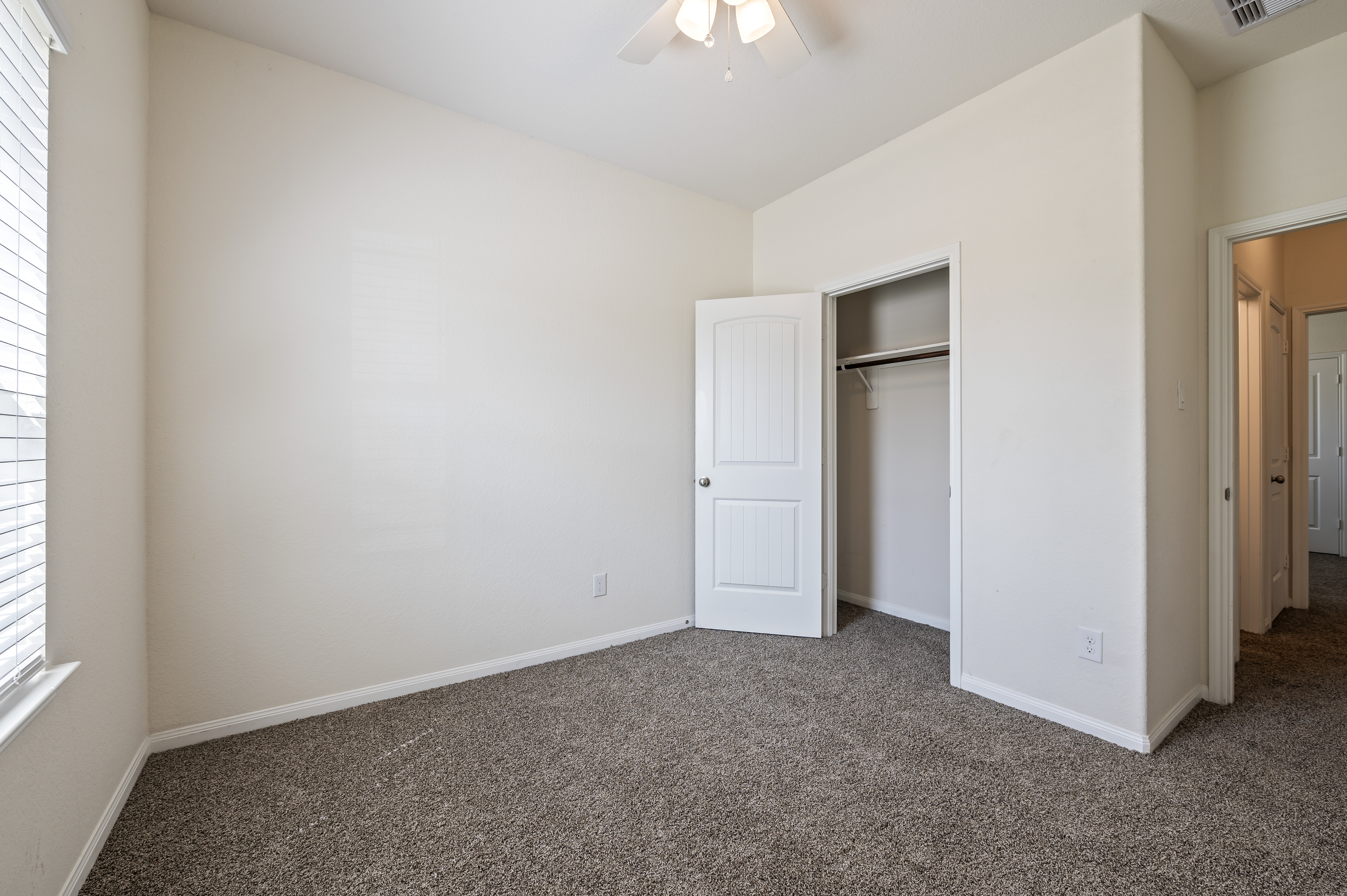 211 White Wing Ln, Sealy, Photo 3