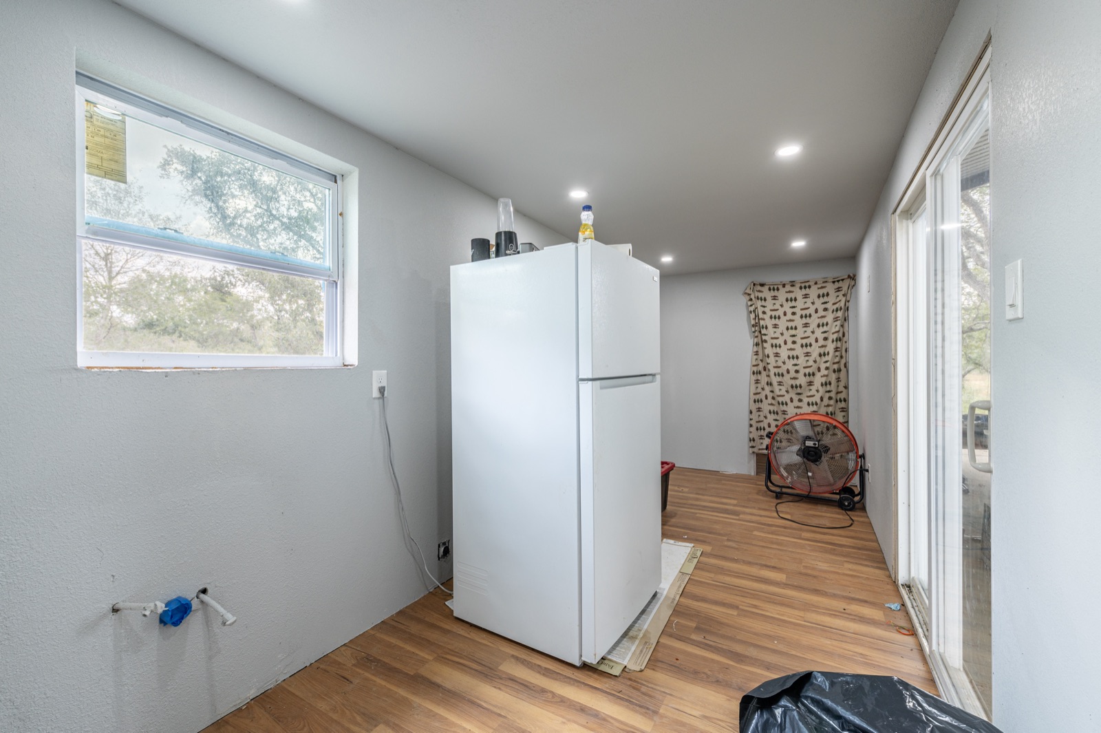 Hallettsville Weekend Retreat: Container house interior with kitchen area