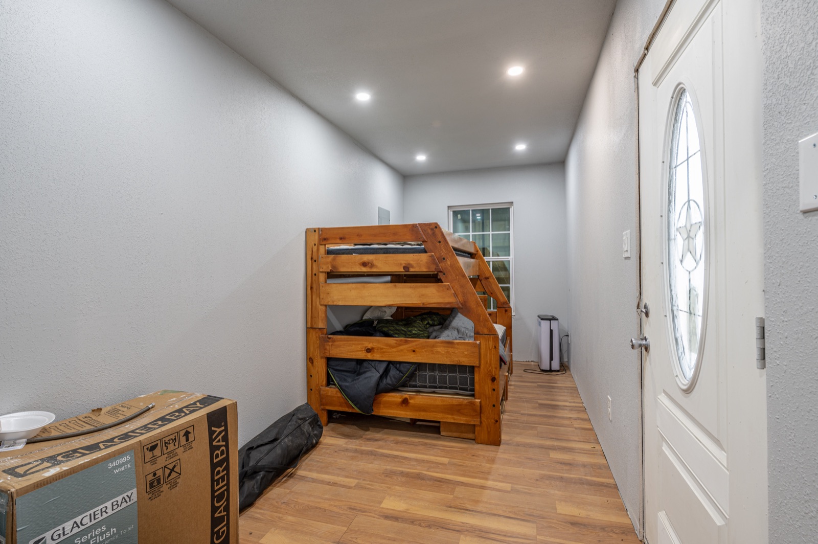Hallettsville Weekend Retreat: Container house sleeping room