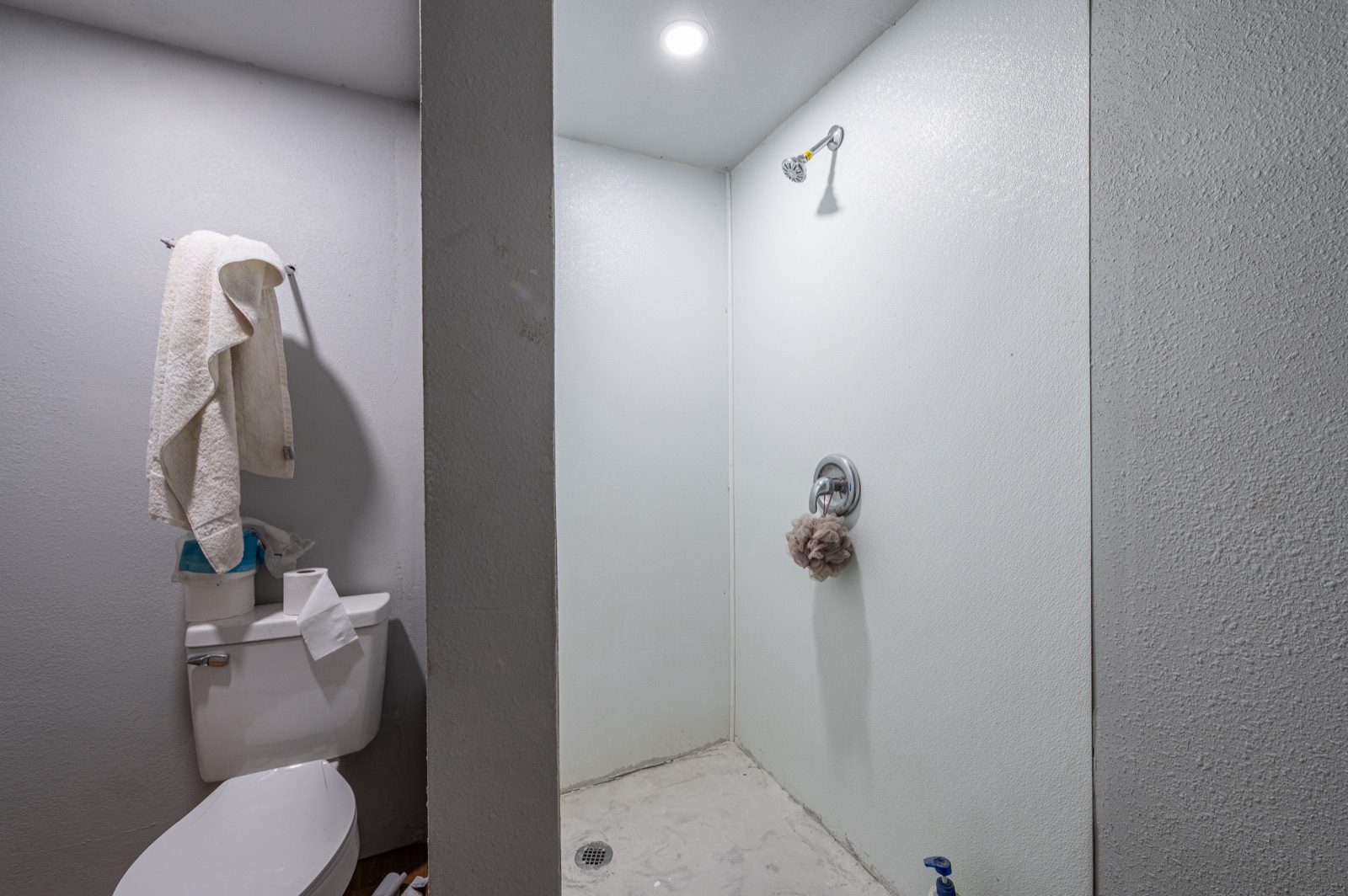 Hallettsville Weekend Retreat: Container house bath