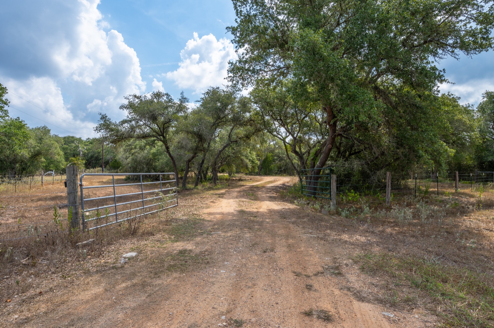 Hallettsville Weekend Retreat: Gated entrance